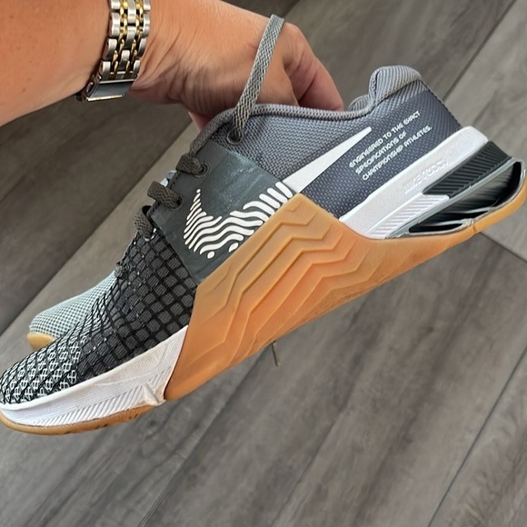 EUC kids Nike Metacon 8 sneakers. Size 4.5 - Picture 4 of 9